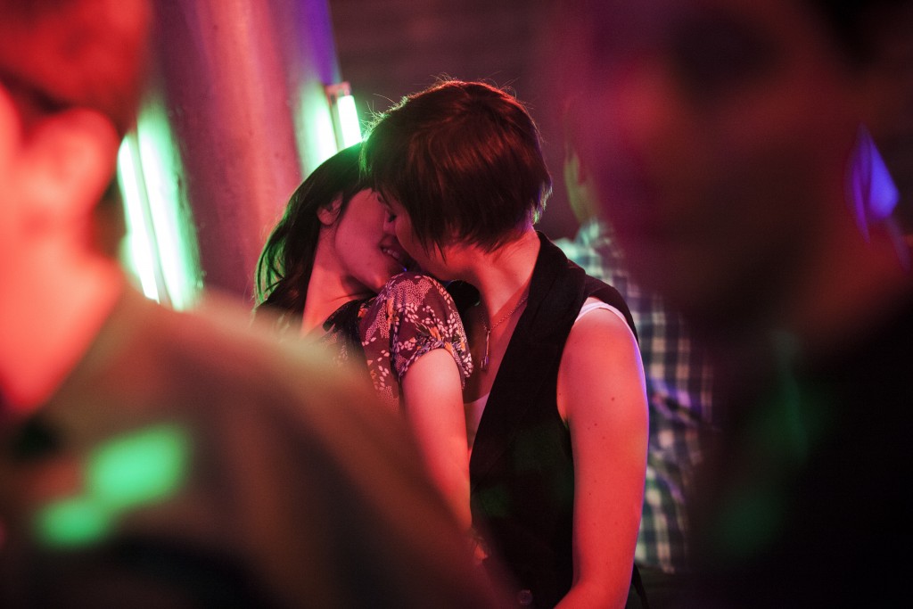 Andalesgai, festival de cine LGTB, fragmento de la película donde se muestra a ambas protagonistas besándose