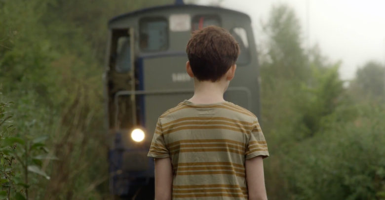 un niño se queda paralizado frente aun tren. frame de película lgtb andalucia